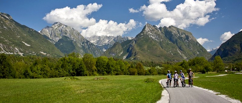 Costeggiando le cascate di Virje e Boka si pedala lungo l'Isonzo attraverso la confluenza e gli alvei dell’Isonzo e della Koritnica, si visita l’aeroporto ed il museo all’aperto della Grande Guerra, godendo per tutto il tempo del bellissimo panorama sulle Alpi Giulie, tra cui i monti Kanin, Rombon e anche il Triglav.