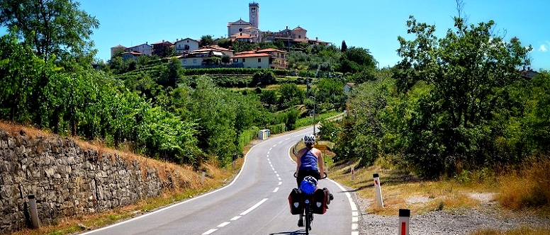 After visiting the cities of Gorizia and Nova Gorica you will cross the river Isonzo and continue cycling along the Italian territory across the southern outskirts of the Goriška Brda region which is in Italy called Collio del Friuli and includes the hilly area with villages located on smaller risings and is no longer divided by the national border.