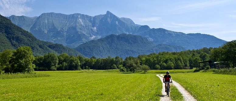 Se ne segue il corso lungo le gole fino all'area naturale presso Robič, adatta per la balneazione ed un vero e proprio paradiso, presso uno dei più caldi fiumi alpini.