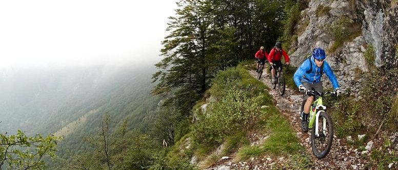 Klasika med gorsko kolesarskimi turami, ki tudi najbolj zahtevnim postreže praktično z vsem. 