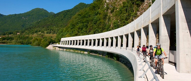 Alla confluenza dell'Isonzo e della Tolminka si lascia Tolmin, nei mesi estivi teatro di numerosi festival, e si continua lungo il sentiero ciclabile che costeggia il lago di Most na Soči. 
